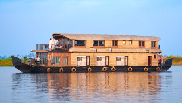 Super Luxury Houseboat with Jacuzzi